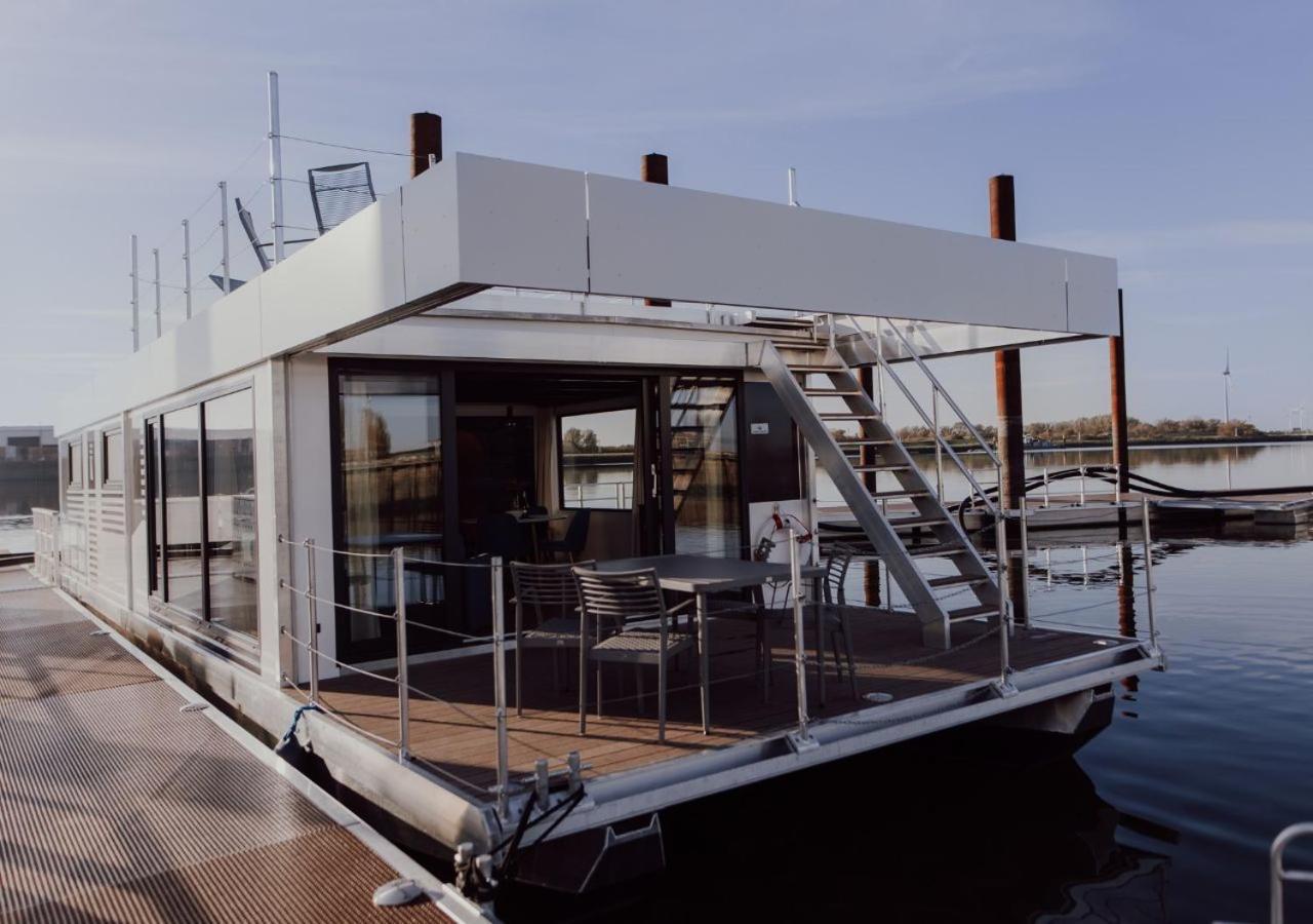 Hausboote Am Lankenauer Hoeft Bateau-hôtel *