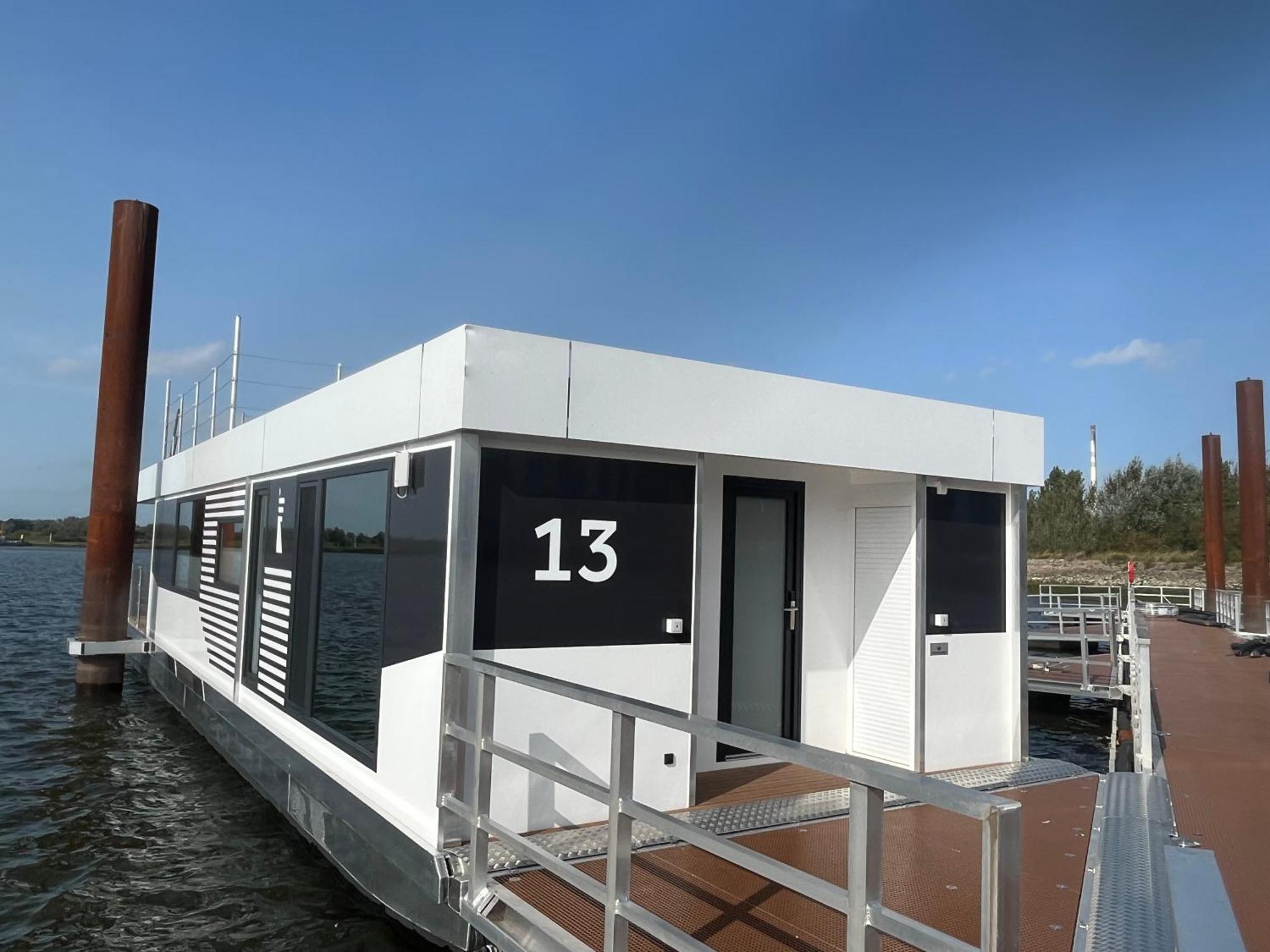 Hausboote Am Lankenauer Hoeft Bateau-hôtel *