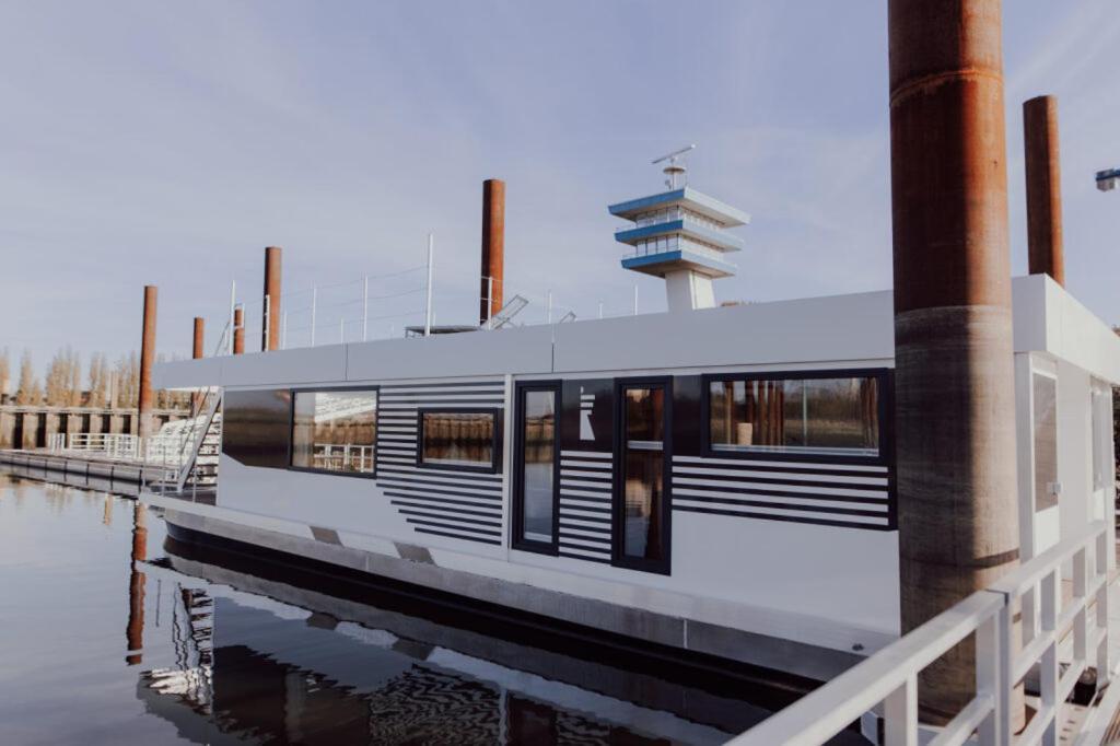 Botel Hausboote Am Lankenauer Hoeft *